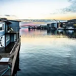 Botel Floating 4*