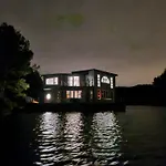 Floating Hotel na wodzie
