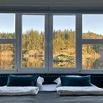 Floating Hotel na wodzie