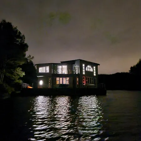 Floating Úszó hotel