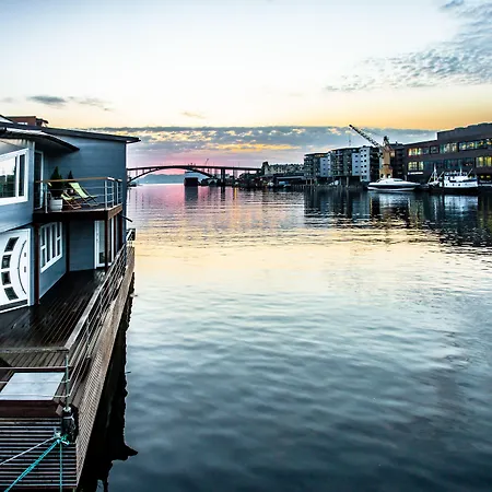 Úszó hotel Floating 4*