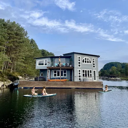 Floating Úszó hotel 4*